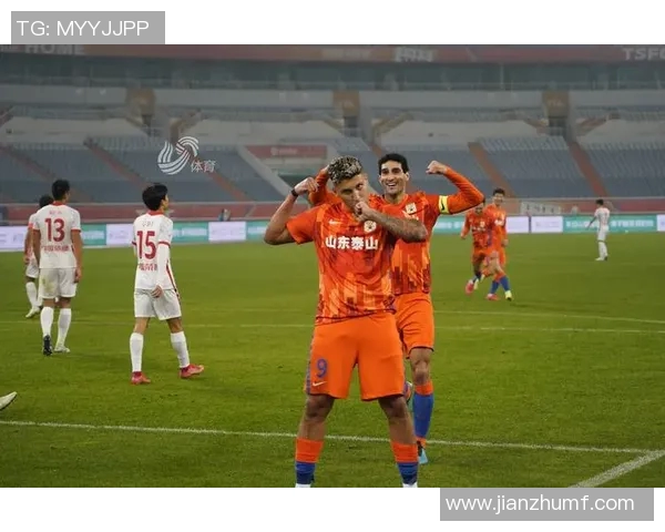 中超激战重庆队迎战山东鲁能全力争胜展现球队风采